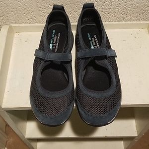 Brand New Women's Sketchers - Size 10